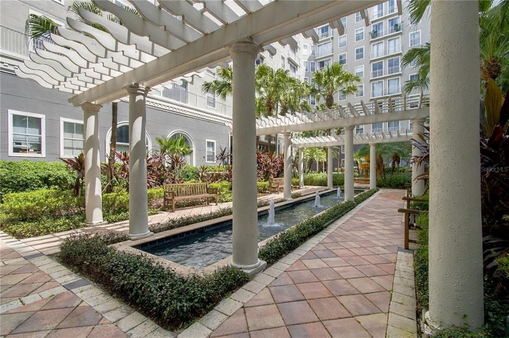 For Sale: $475,000 (2 beds, 2 baths, 1009 Square Feet)