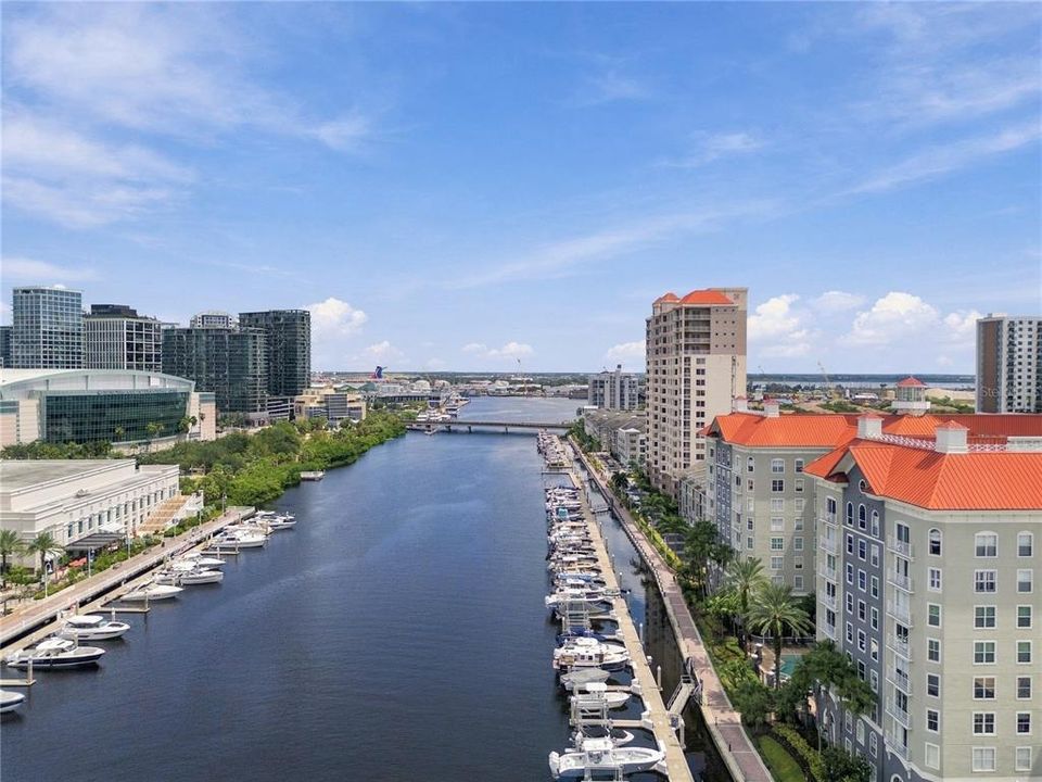 For Sale: $475,000 (2 beds, 2 baths, 1009 Square Feet)