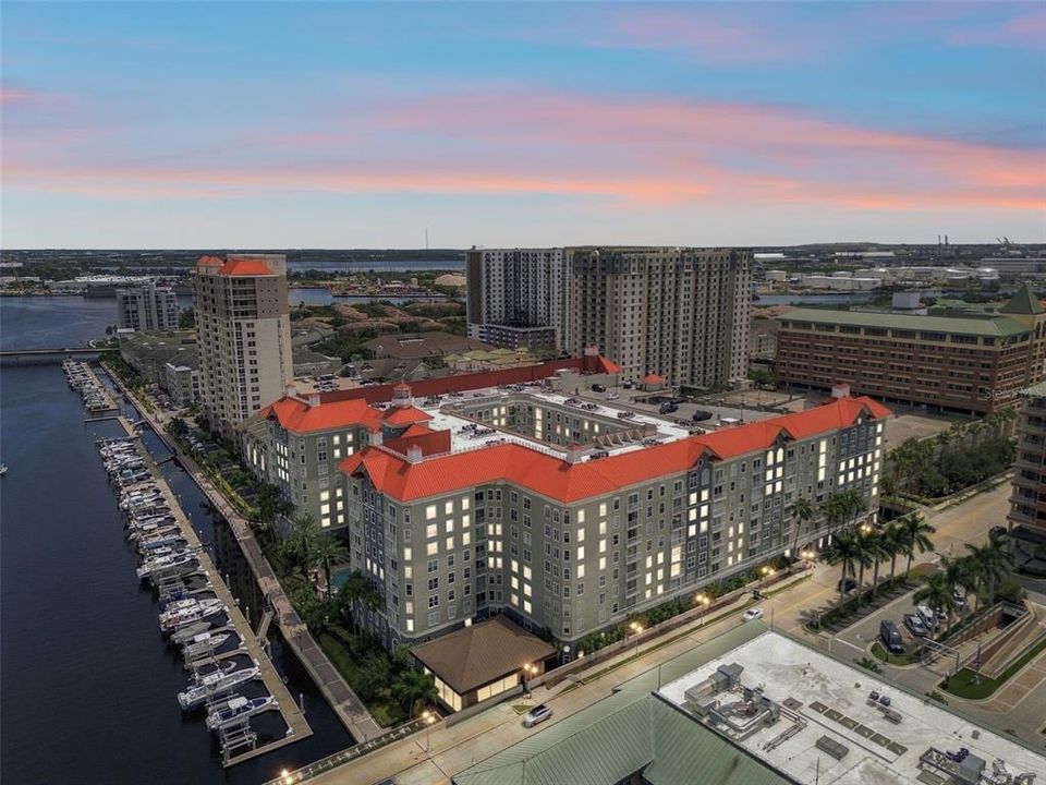 For Sale: $475,000 (2 beds, 2 baths, 1009 Square Feet)