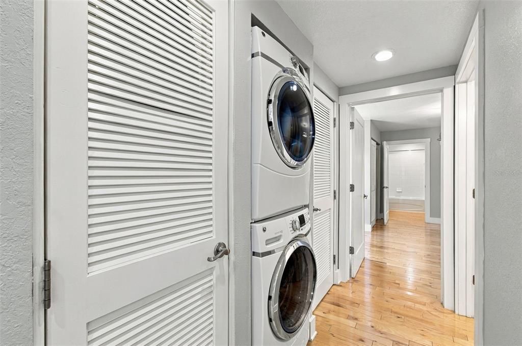 For Sale: $475,000 (2 beds, 2 baths, 1009 Square Feet)