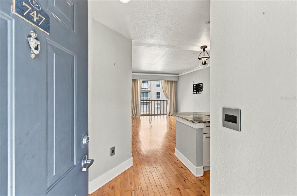 For Sale: $475,000 (2 beds, 2 baths, 1009 Square Feet)