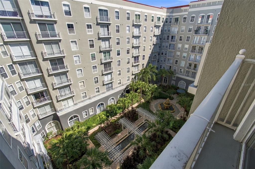 For Sale: $475,000 (2 beds, 2 baths, 1009 Square Feet)