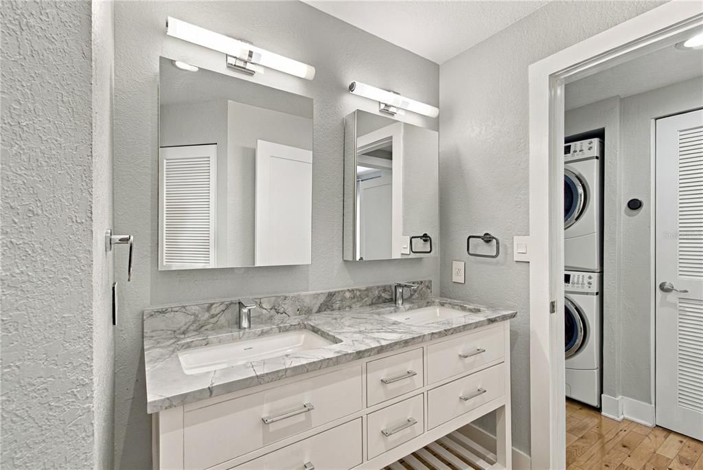 For Sale: $475,000 (2 beds, 2 baths, 1009 Square Feet)