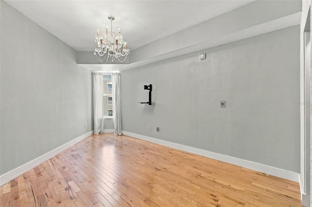 For Sale: $475,000 (2 beds, 2 baths, 1009 Square Feet)