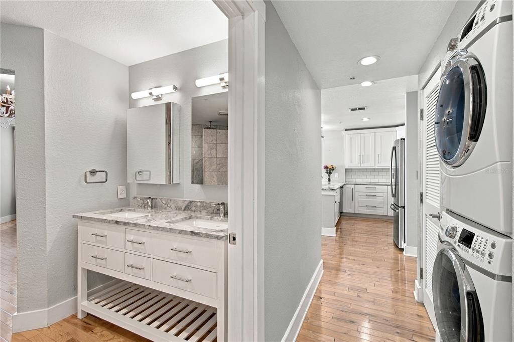 For Sale: $475,000 (2 beds, 2 baths, 1009 Square Feet)
