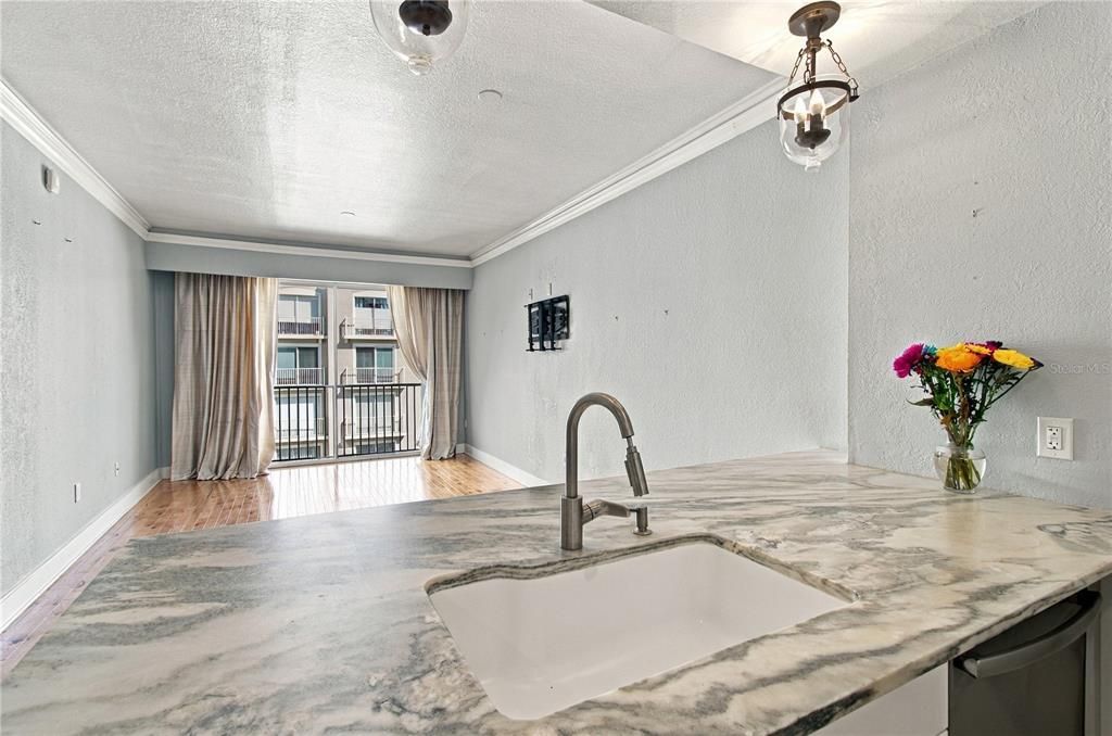 For Sale: $475,000 (2 beds, 2 baths, 1009 Square Feet)