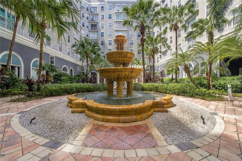 For Sale: $475,000 (2 beds, 2 baths, 1009 Square Feet)