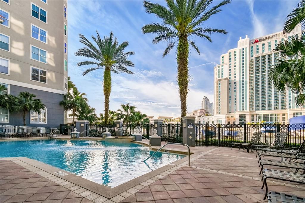For Sale: $475,000 (2 beds, 2 baths, 1009 Square Feet)