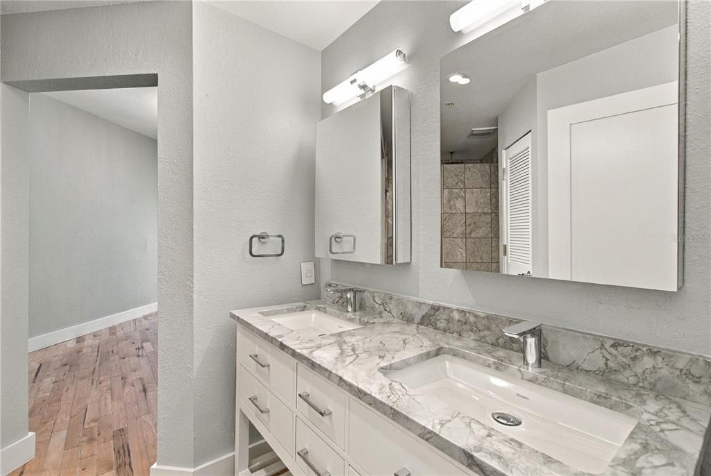 For Sale: $475,000 (2 beds, 2 baths, 1009 Square Feet)