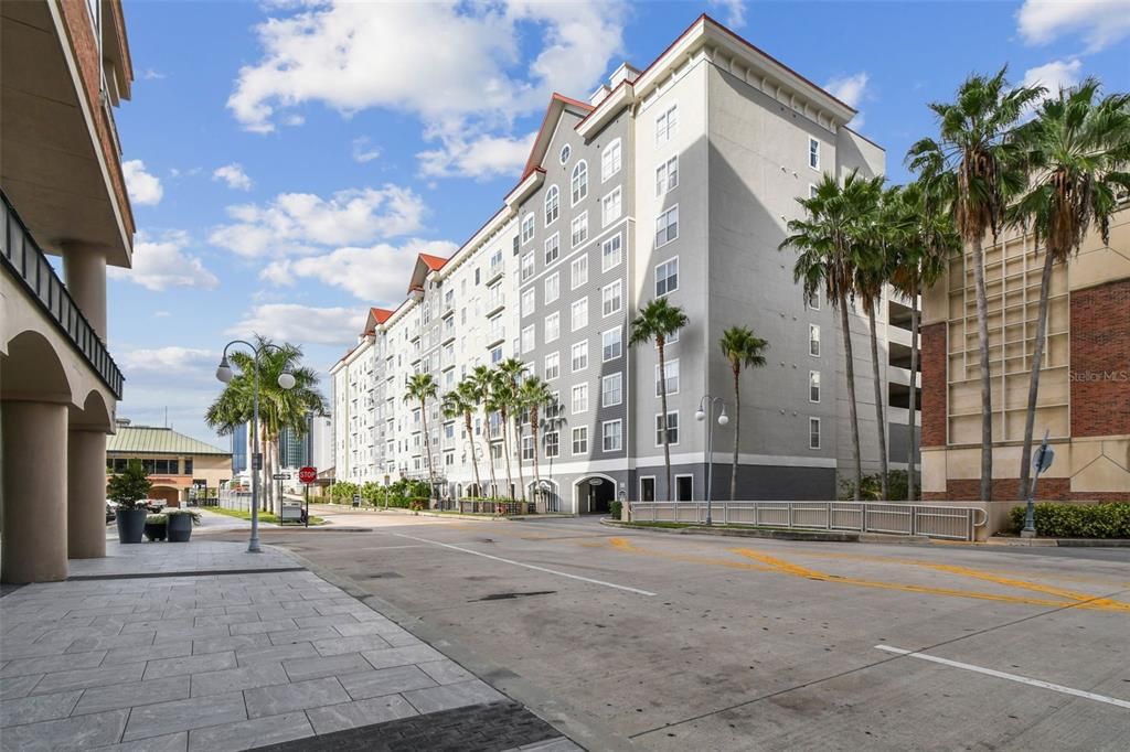 For Sale: $475,000 (2 beds, 2 baths, 1009 Square Feet)