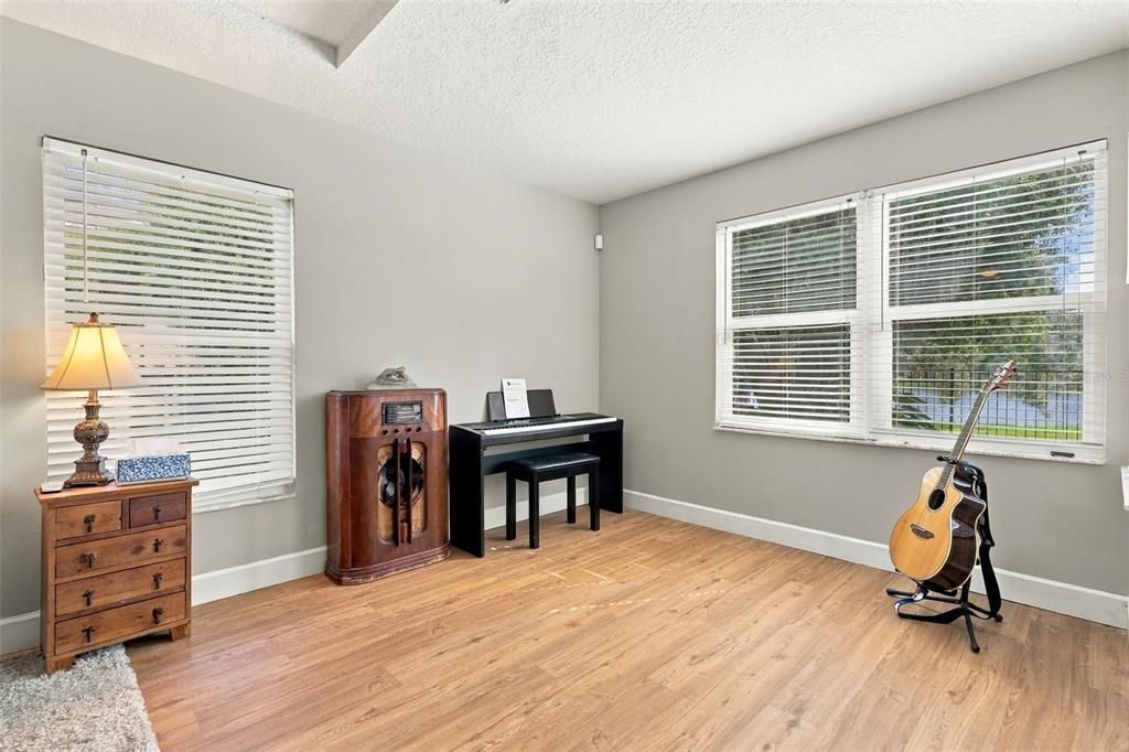 Active With Contract: $399,900 (3 beds, 2 baths, 1915 Square Feet)