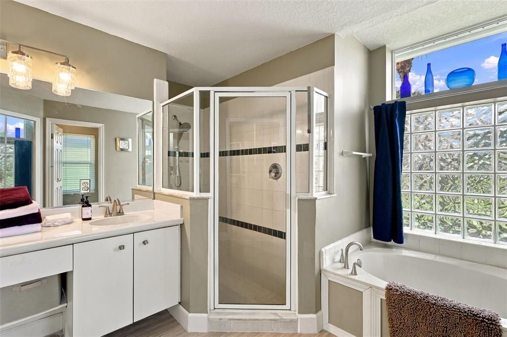 Active With Contract: $399,900 (3 beds, 2 baths, 1915 Square Feet)