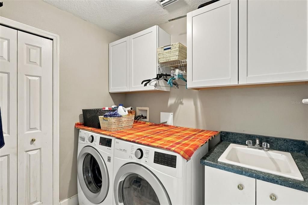 Active With Contract: $399,900 (3 beds, 2 baths, 1915 Square Feet)
