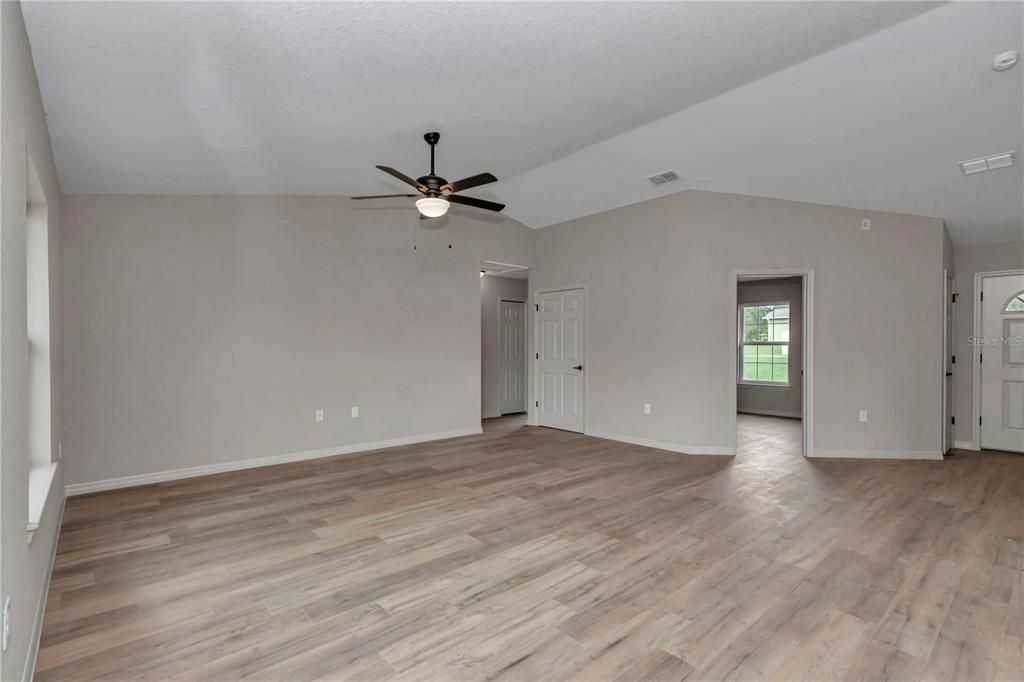For Sale: $289,900 (4 beds, 2 baths, 1747 Square Feet)