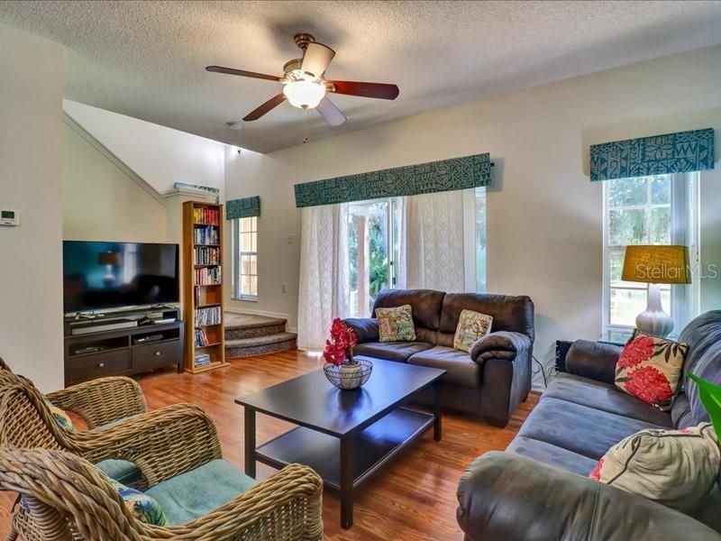For Rent: $2,000 (3 beds, 2 baths, 1291 Square Feet)