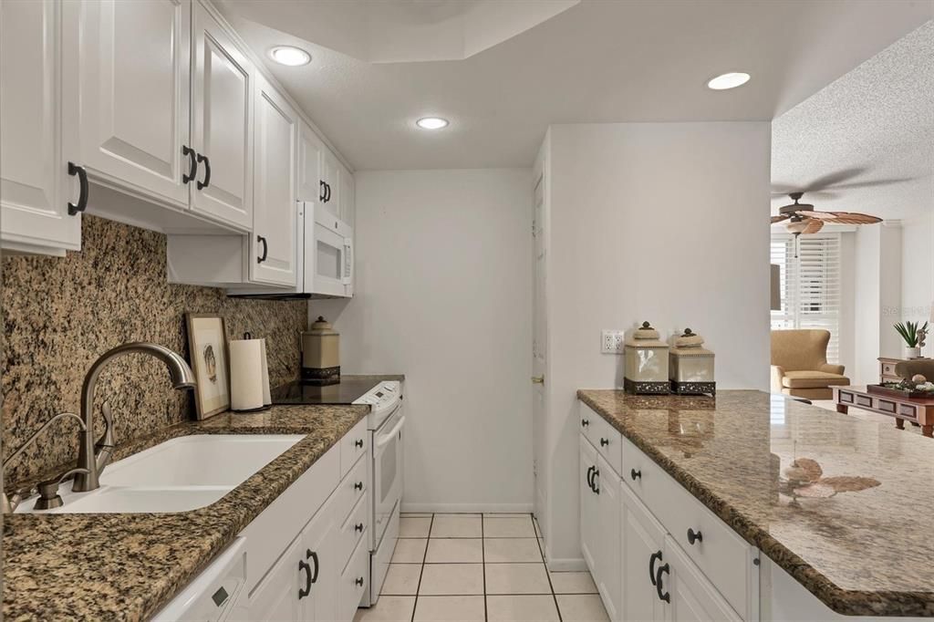 For Sale: $790,000 (2 beds, 2 baths, 1421 Square Feet)