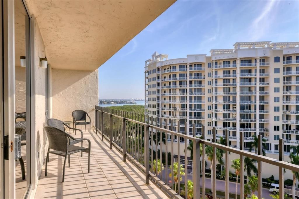 For Sale: $790,000 (2 beds, 2 baths, 1421 Square Feet)