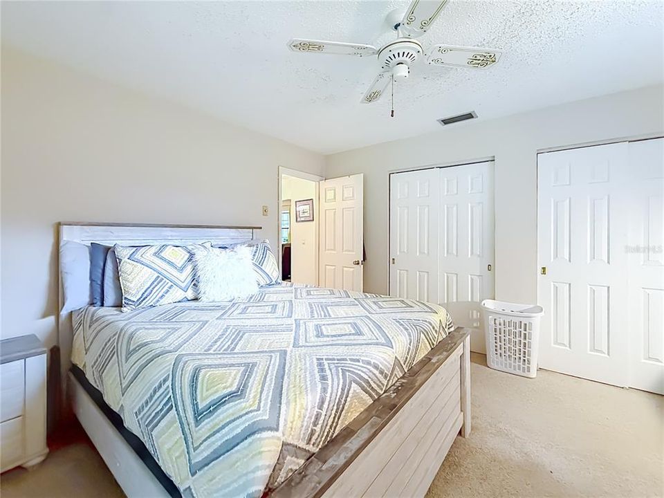 For Sale: $199,500 (2 beds, 2 baths, 940 Square Feet)