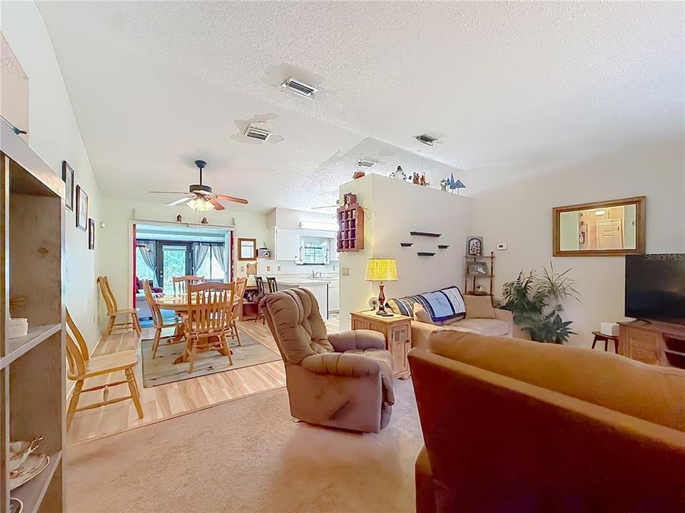 For Sale: $199,500 (2 beds, 2 baths, 940 Square Feet)