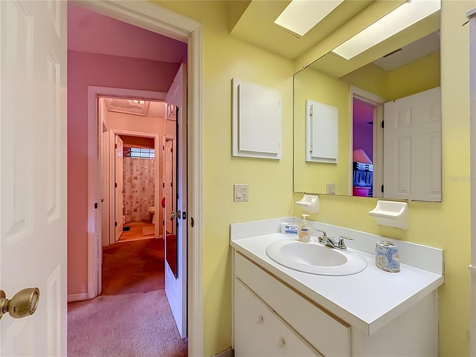 For Sale: $199,500 (2 beds, 2 baths, 940 Square Feet)
