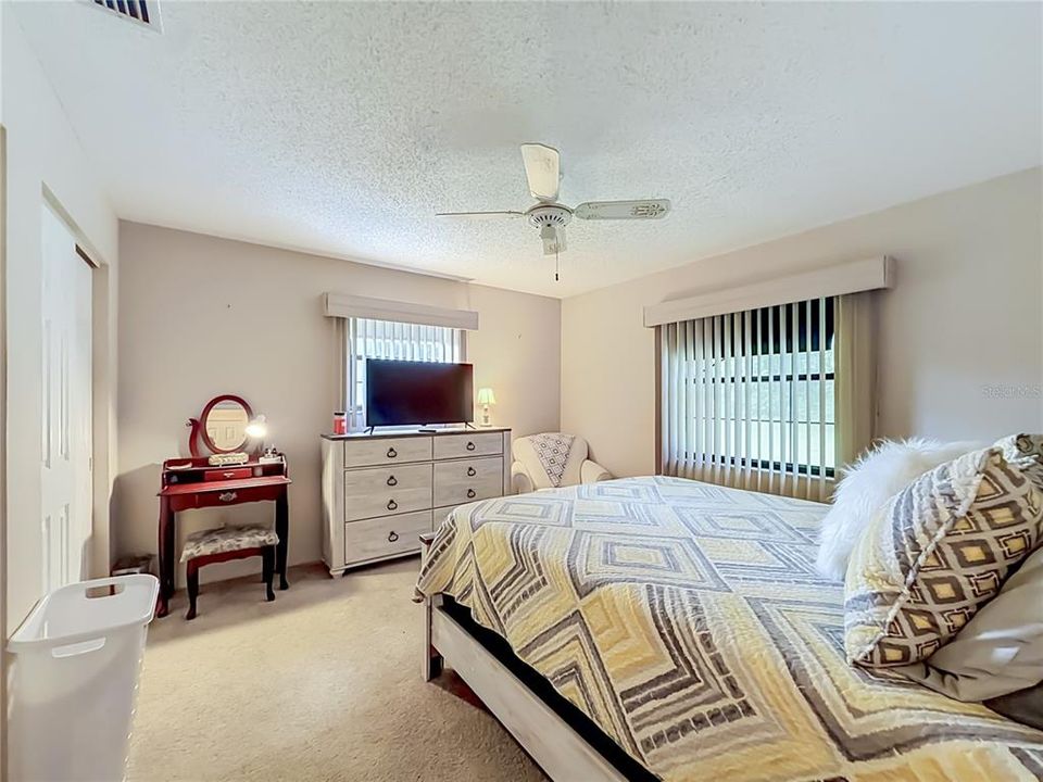 For Sale: $199,500 (2 beds, 2 baths, 940 Square Feet)