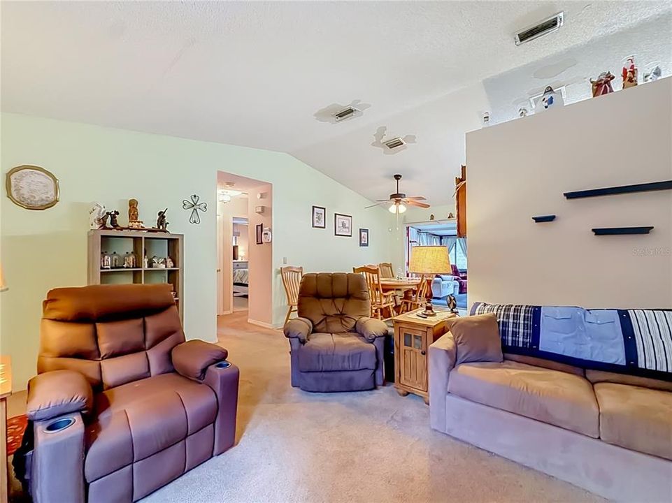 For Sale: $199,500 (2 beds, 2 baths, 940 Square Feet)