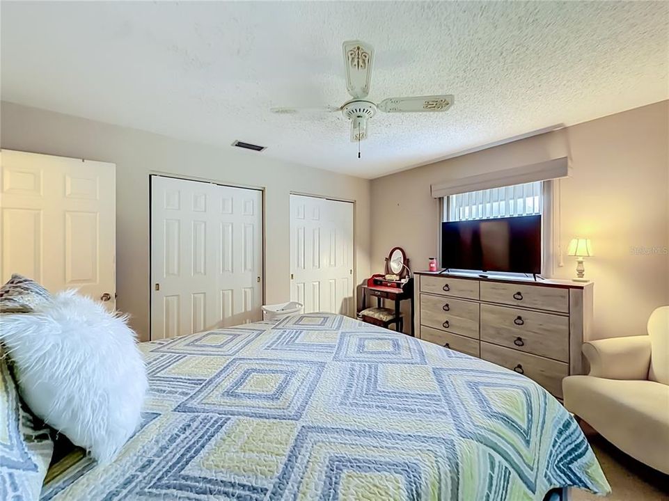 For Sale: $199,500 (2 beds, 2 baths, 940 Square Feet)