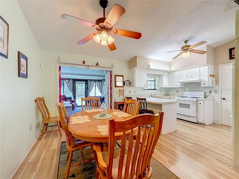 For Sale: $199,500 (2 beds, 2 baths, 940 Square Feet)
