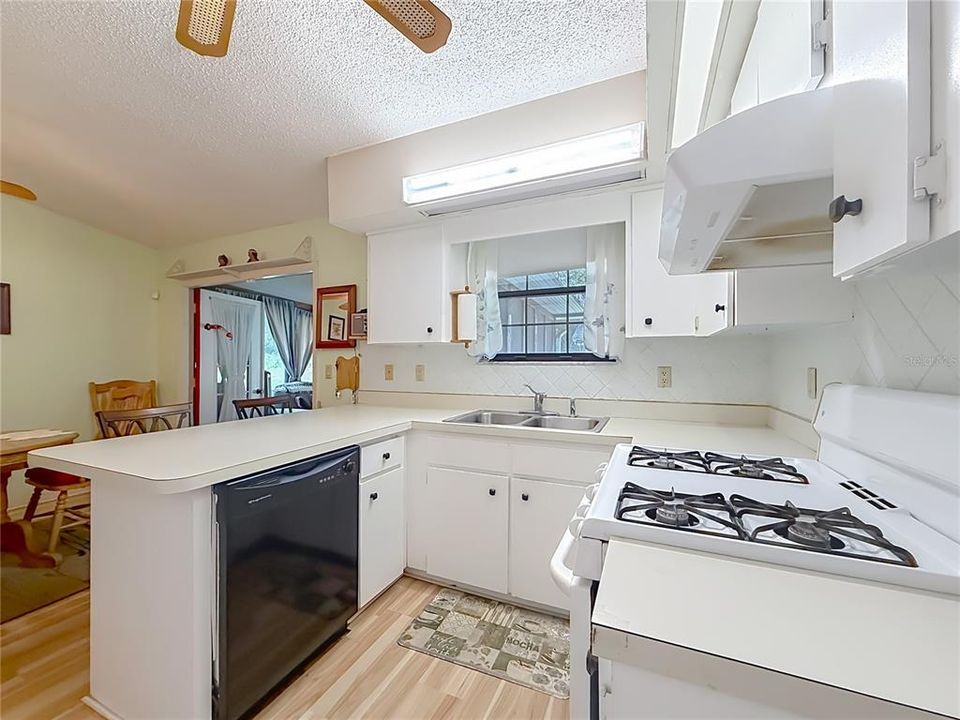 For Sale: $199,500 (2 beds, 2 baths, 940 Square Feet)