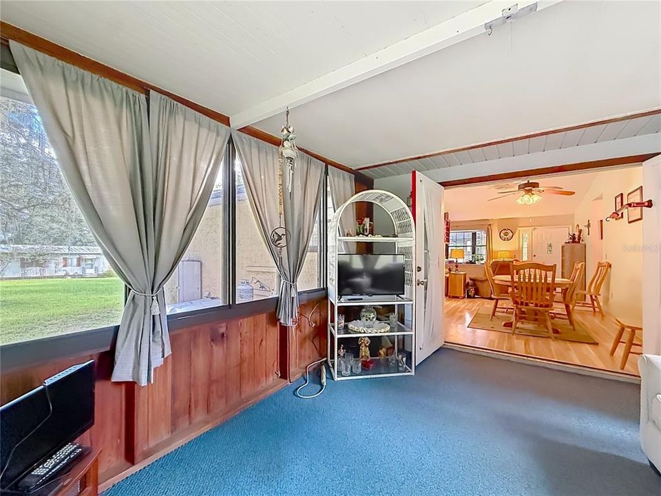 For Sale: $199,500 (2 beds, 2 baths, 940 Square Feet)