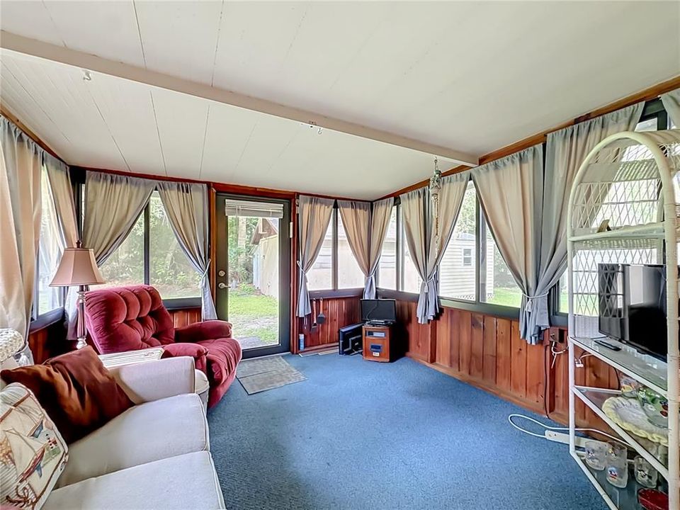 For Sale: $199,500 (2 beds, 2 baths, 940 Square Feet)