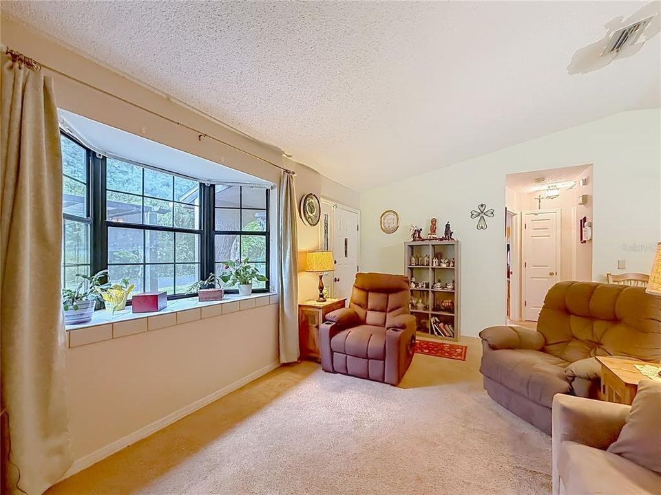 For Sale: $199,500 (2 beds, 2 baths, 940 Square Feet)
