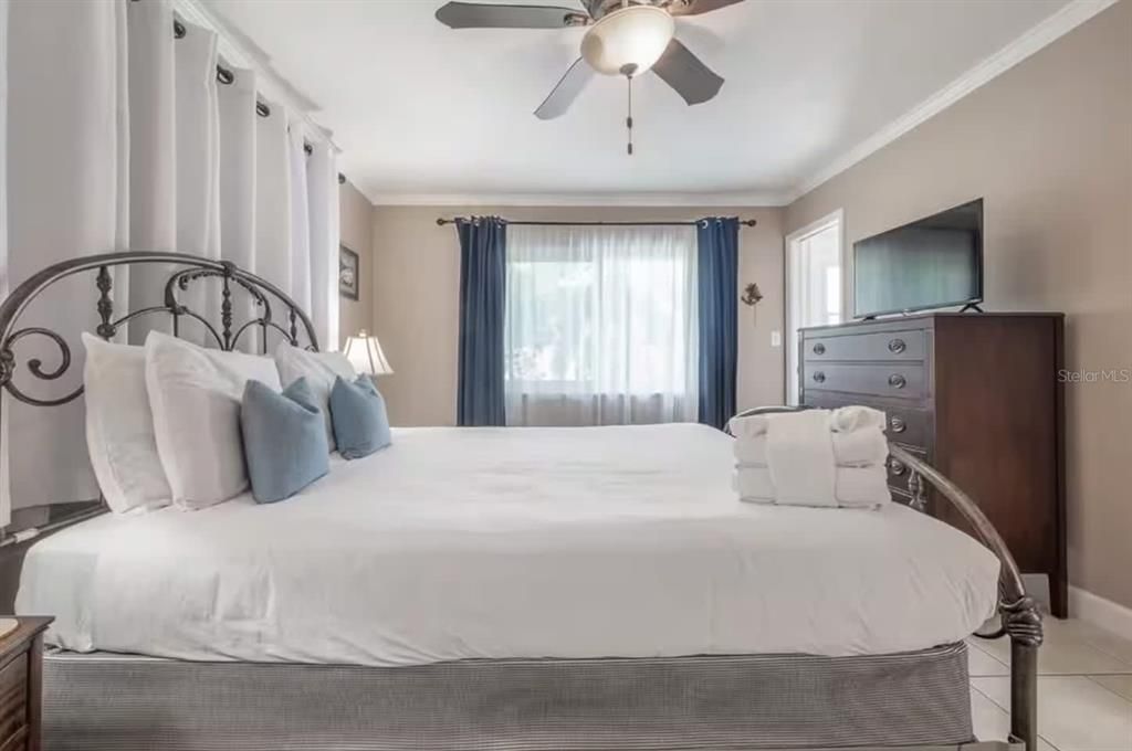 For Sale: $412,000 (2 beds, 2 baths, 1290 Square Feet)