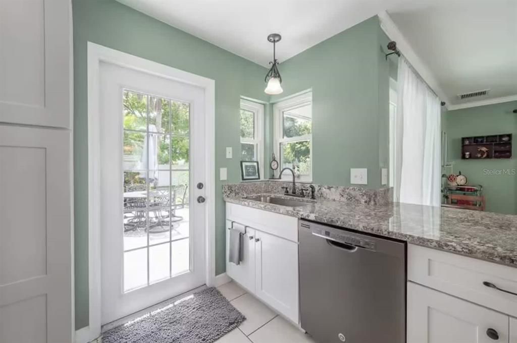 For Sale: $412,000 (2 beds, 2 baths, 1290 Square Feet)