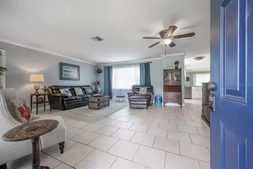 For Sale: $412,000 (2 beds, 2 baths, 1290 Square Feet)