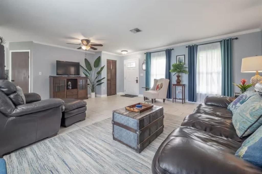 For Sale: $412,000 (2 beds, 2 baths, 1290 Square Feet)