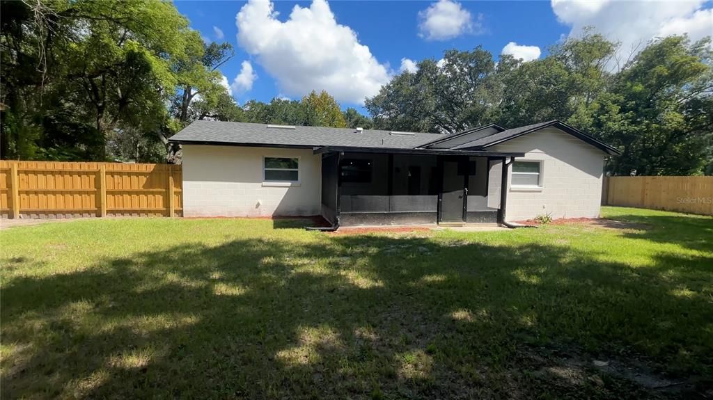 For Sale: $325,000 (3 beds, 2 baths, 947 Square Feet)
