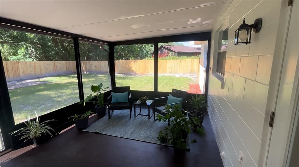 For Sale: $325,000 (3 beds, 2 baths, 947 Square Feet)