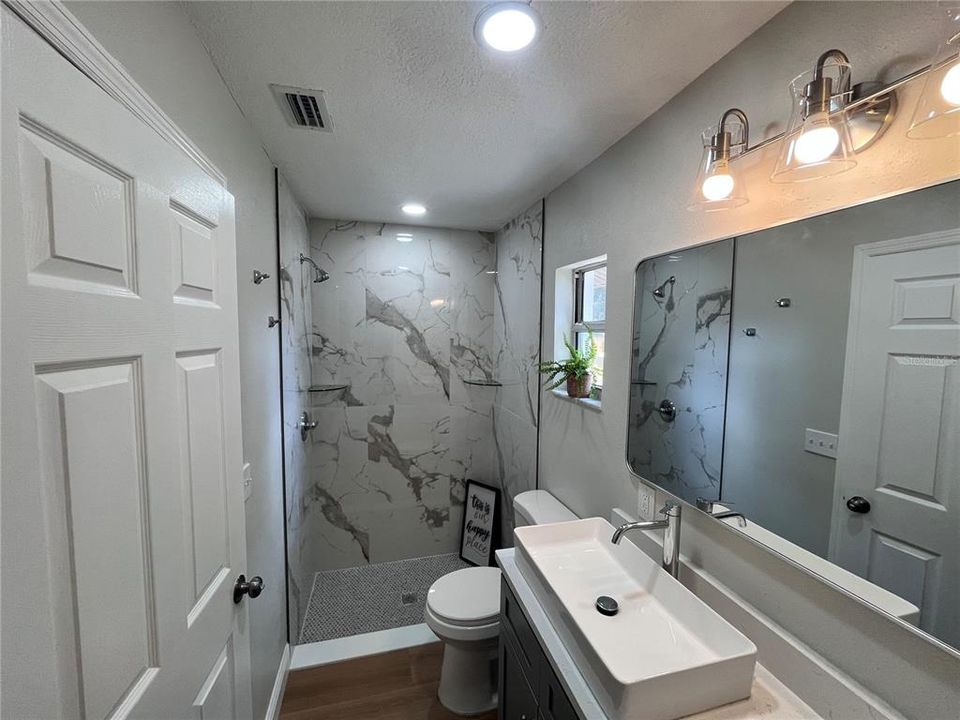 For Sale: $325,000 (3 beds, 2 baths, 947 Square Feet)
