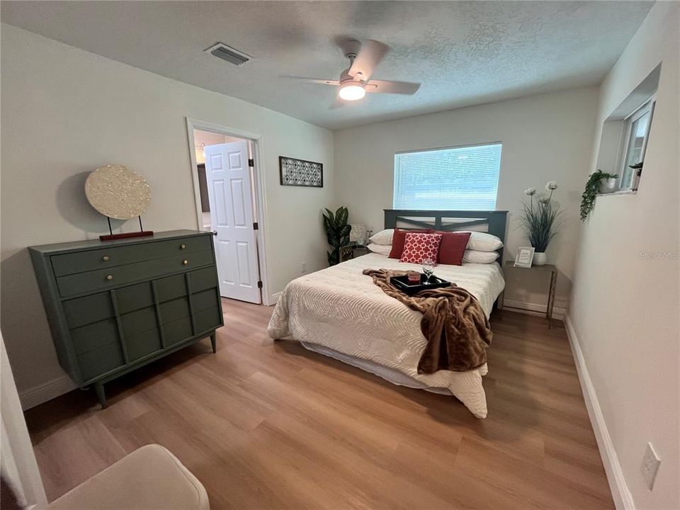 For Sale: $325,000 (3 beds, 2 baths, 947 Square Feet)
