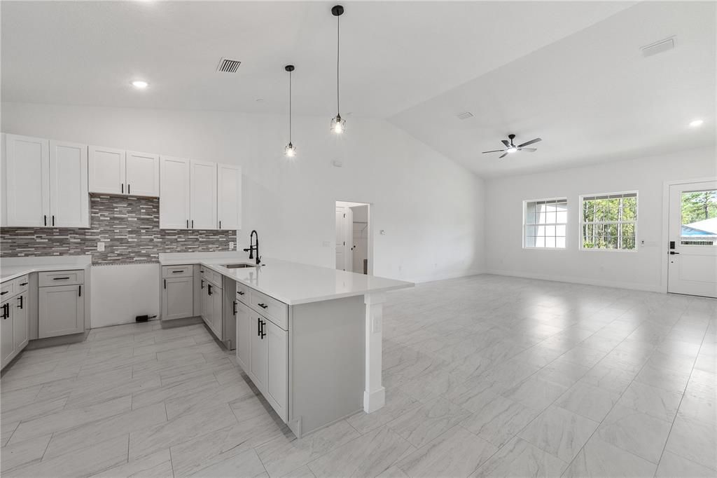 En Venta: $279,000 (4 camas, 3 baños, 1867 Pies cuadrados)