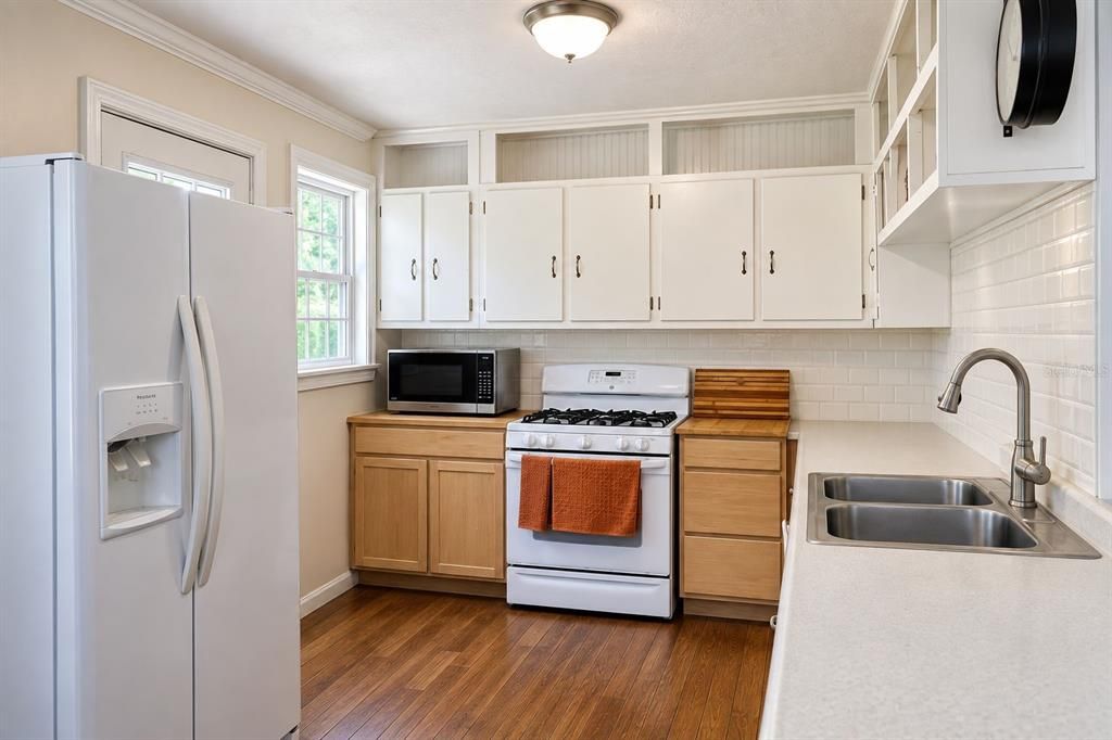 For Sale: $300,000 (4 beds, 2 baths, 1499 Square Feet)
