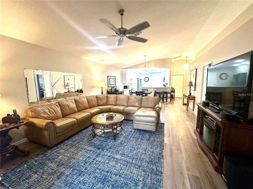 For Sale: $255,000 (2 beds, 2 baths, 1123 Square Feet)