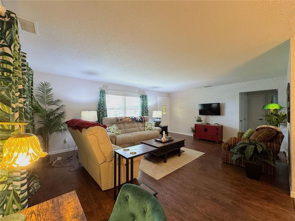 For Rent: $2,300 (3 beds, 2 baths, 1541 Square Feet)