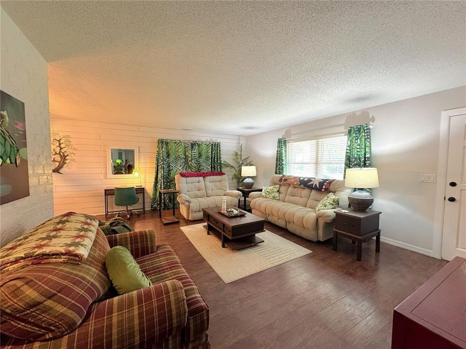 For Rent: $2,300 (3 beds, 2 baths, 1541 Square Feet)