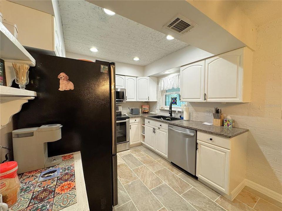 For Rent: $2,300 (3 beds, 2 baths, 1541 Square Feet)