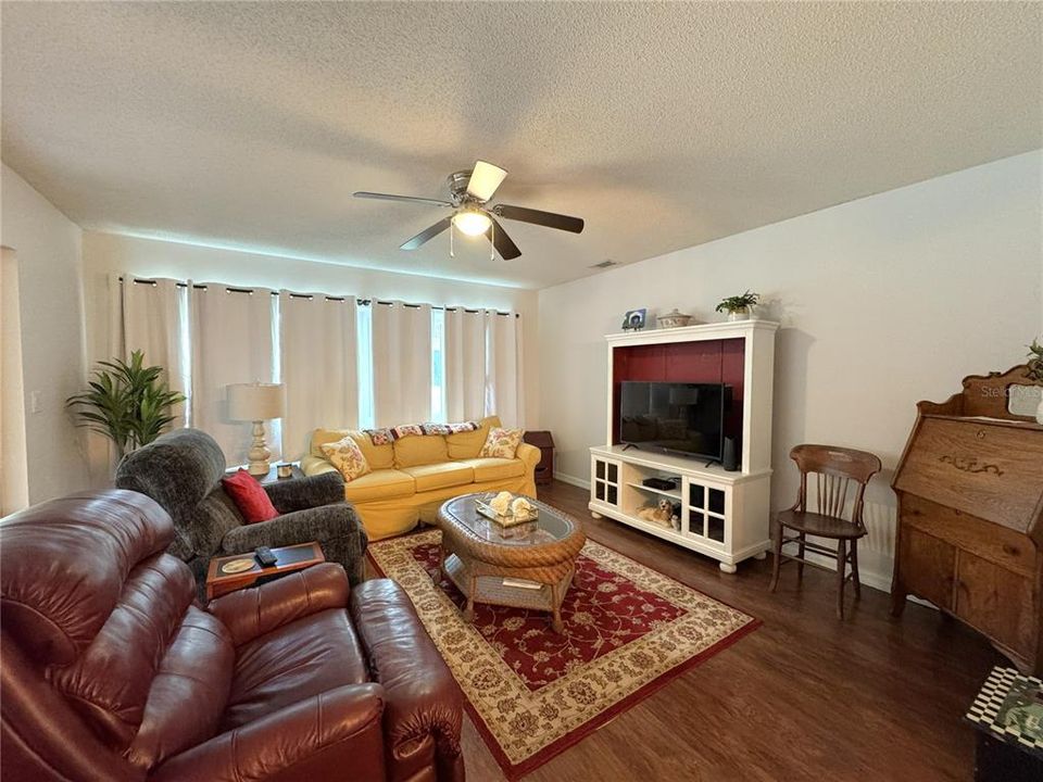For Rent: $2,300 (3 beds, 2 baths, 1541 Square Feet)