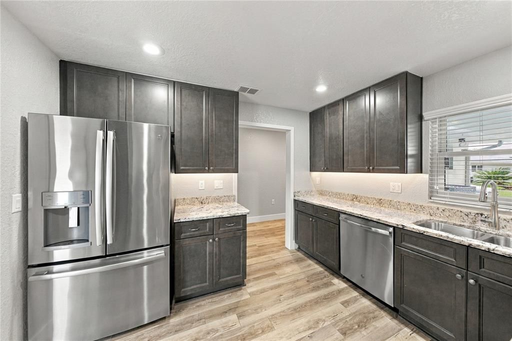 На продажу: $169,900 (2 спален, 2 ванн, 1586 Квадратных фут)