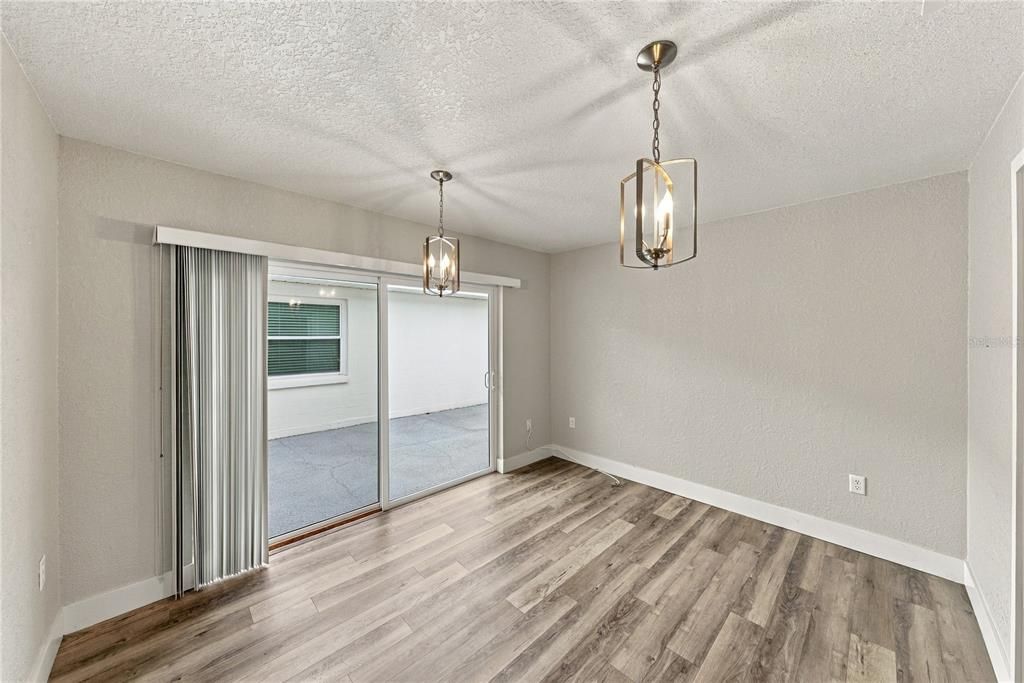 На продажу: $169,900 (2 спален, 2 ванн, 1586 Квадратных фут)