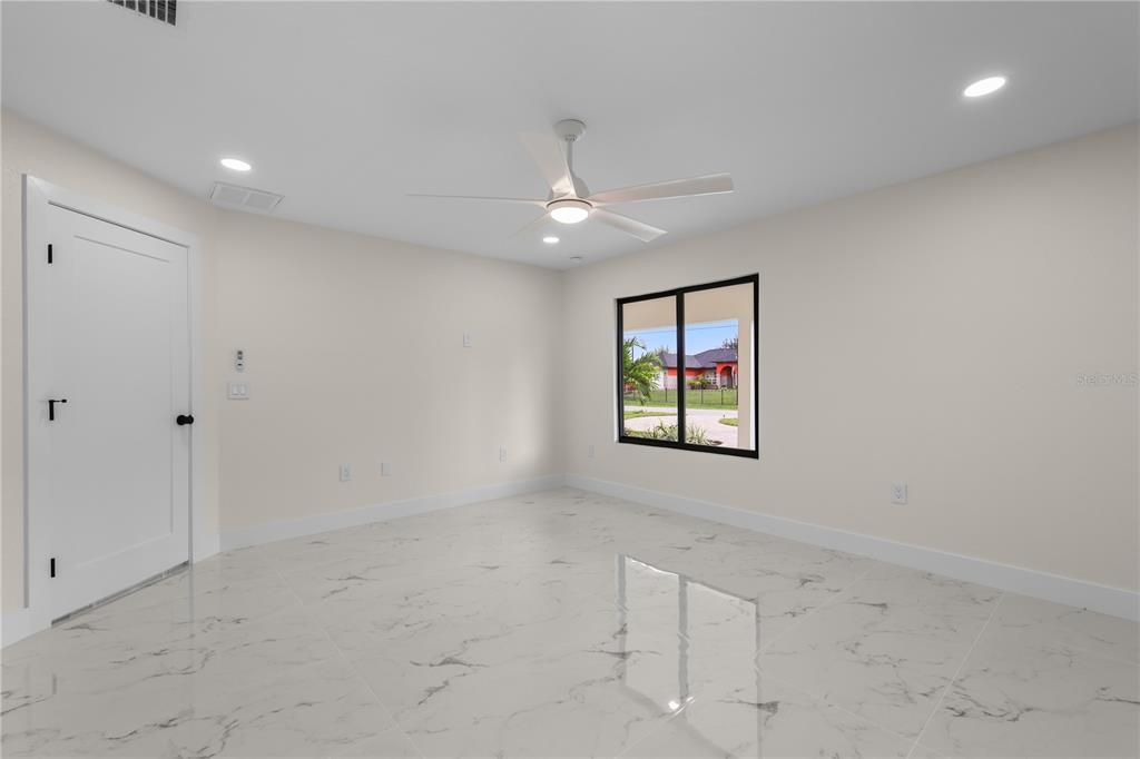 En Venta: $384,999 (4 camas, 3 baños, 1764 Pies cuadrados)
